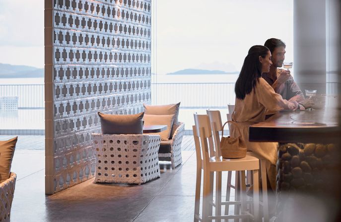 「Aqua Bar」にてリラックスタイム（1時間飲み放題プラン付き）